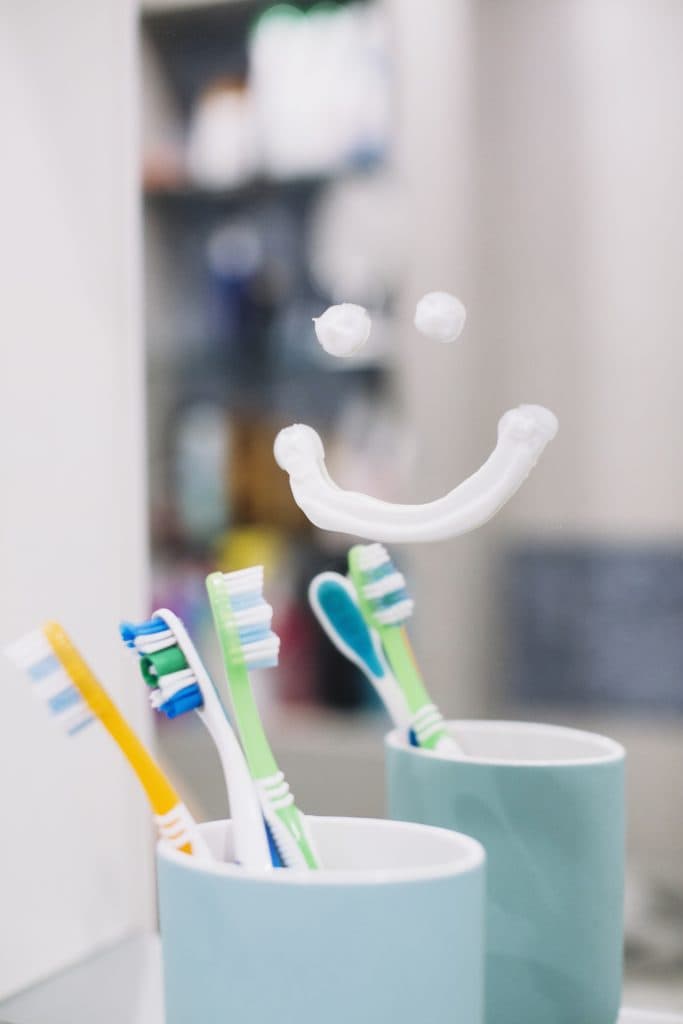 Cepillo de dientes infantil junto a un espejo