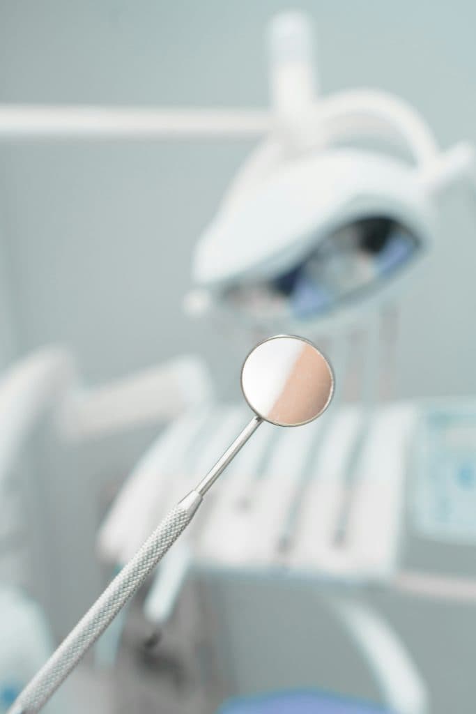 Profesional preparando una revisión dental